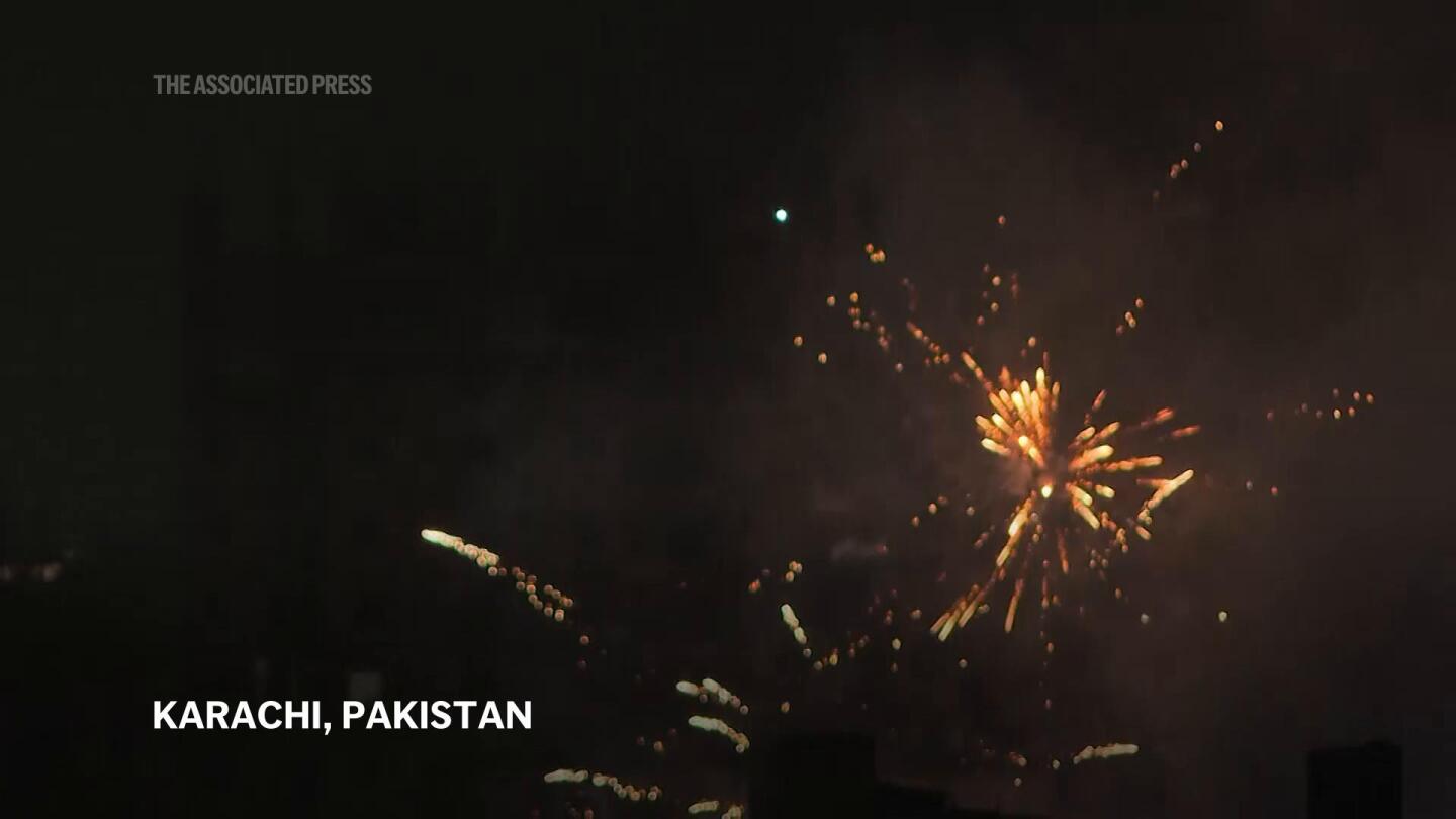 Thousands celebrate Pakistan Independence Day in Karachi | AP News