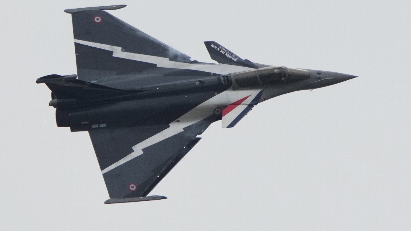 2 French fighter pilots die after colliding with another warplane during training