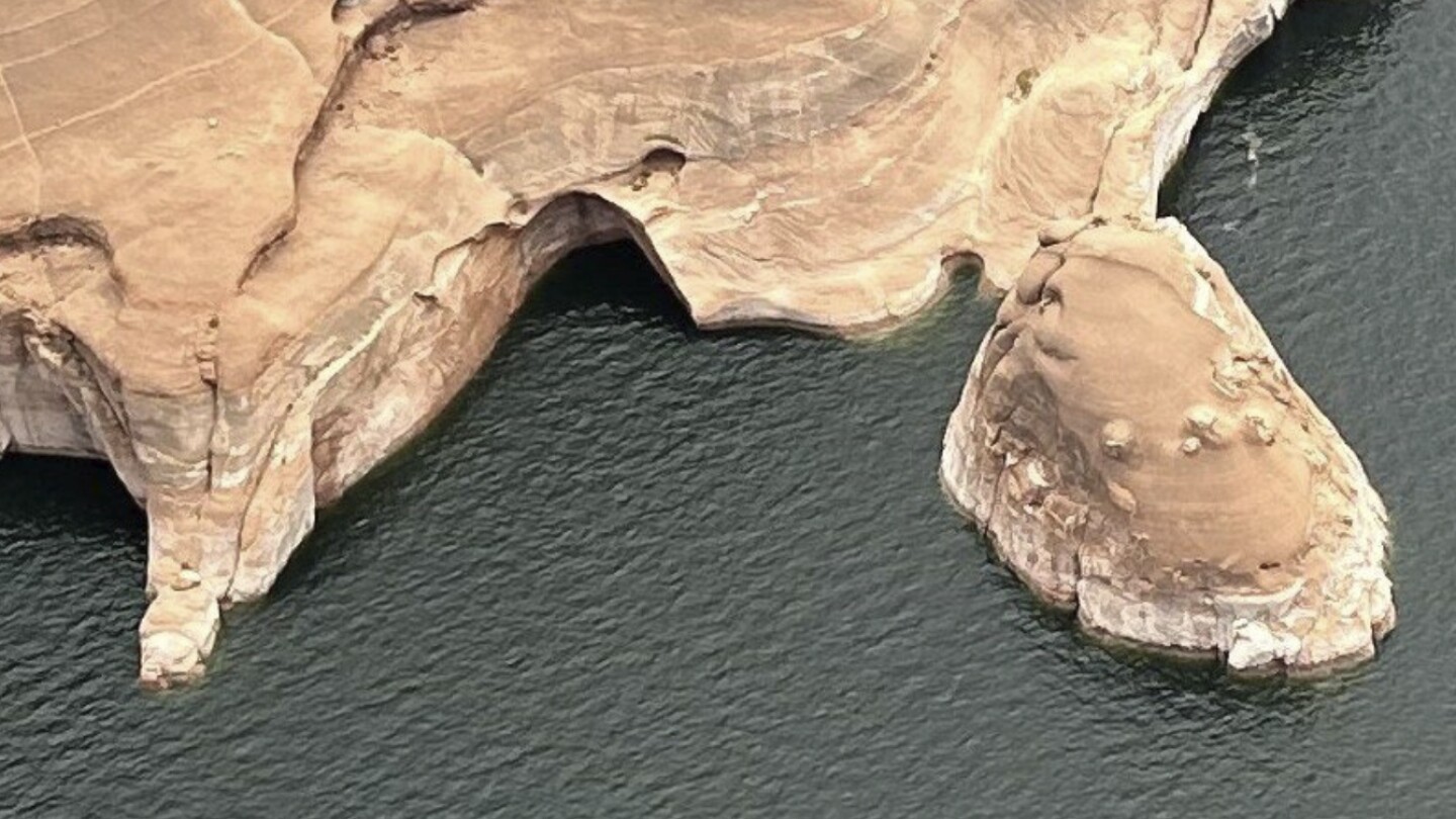 The collapse of an iconic arch in Utah has some wondering if other famous arches are also at risk