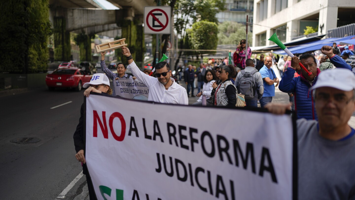 Pressure mounts against judicial overhaul in Mexico amid market concerns and striking judges