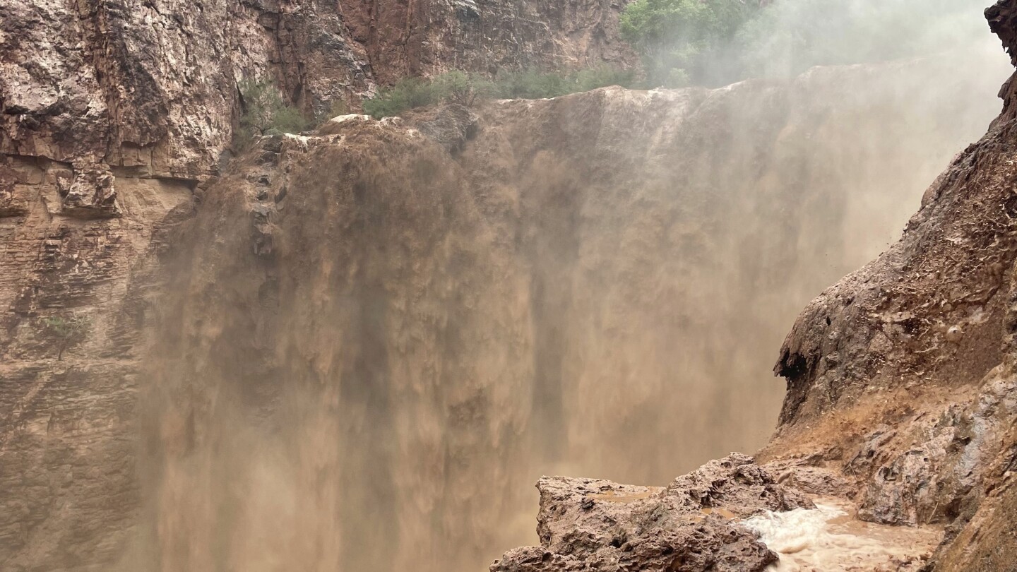 Sister says hiker still missing in Grand Canyon flash flood amid intrepid search