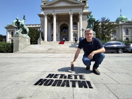 Jovanović Ćuta ispisao grafit ‘Nećete kopati’ ispred Skupštine Srbije