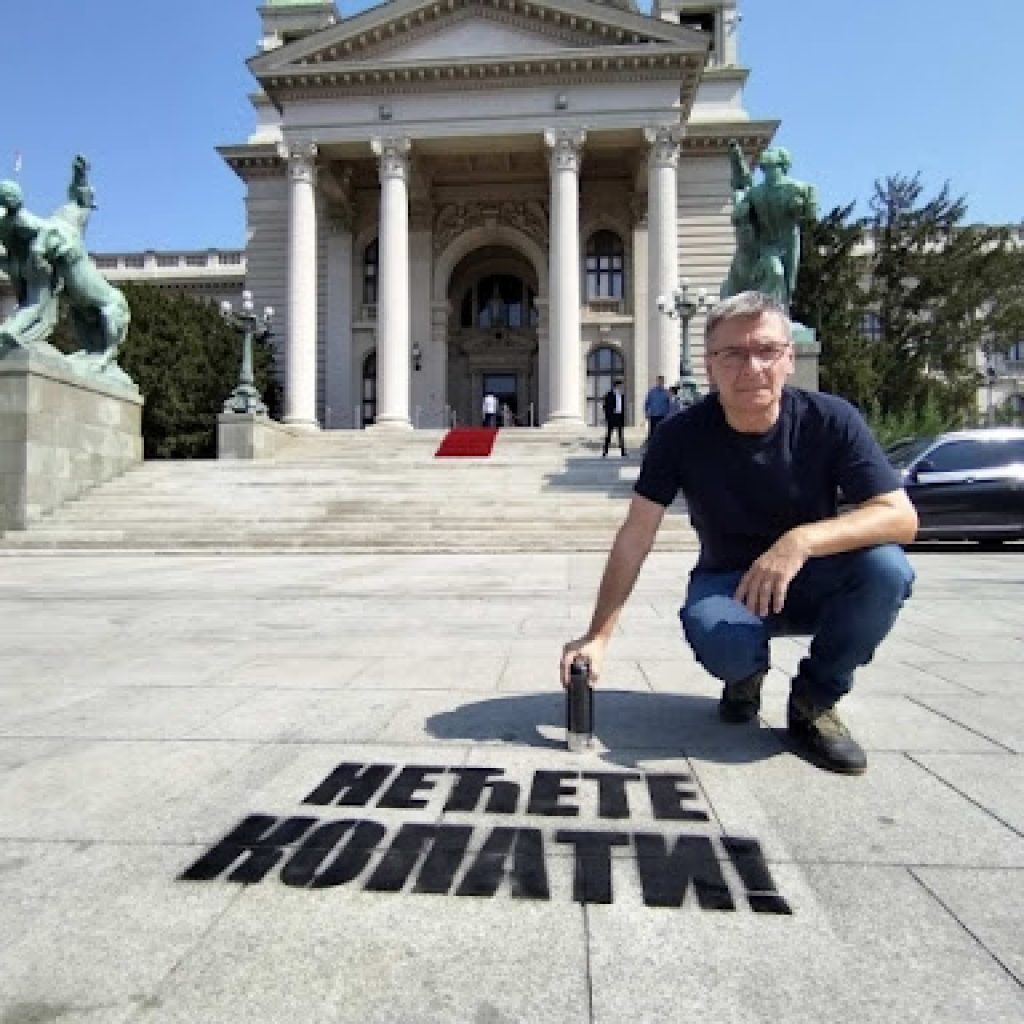 Jovanović Ćuta ispisao grafit ‘Nećete kopati’ ispred Skupštine Srbije