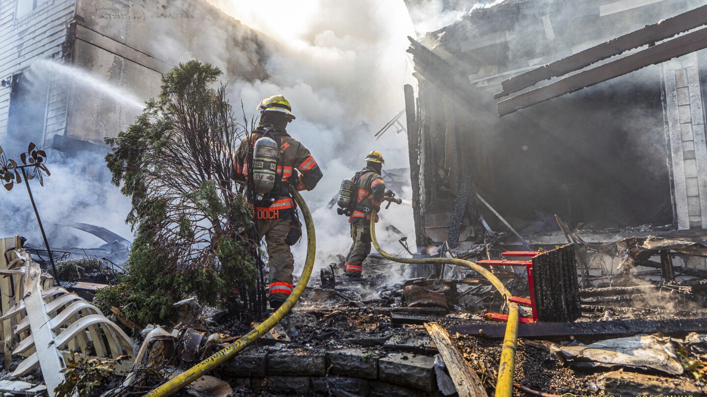 3 dead after small plane crashes into row of townhouses in Oregon, TV station reports