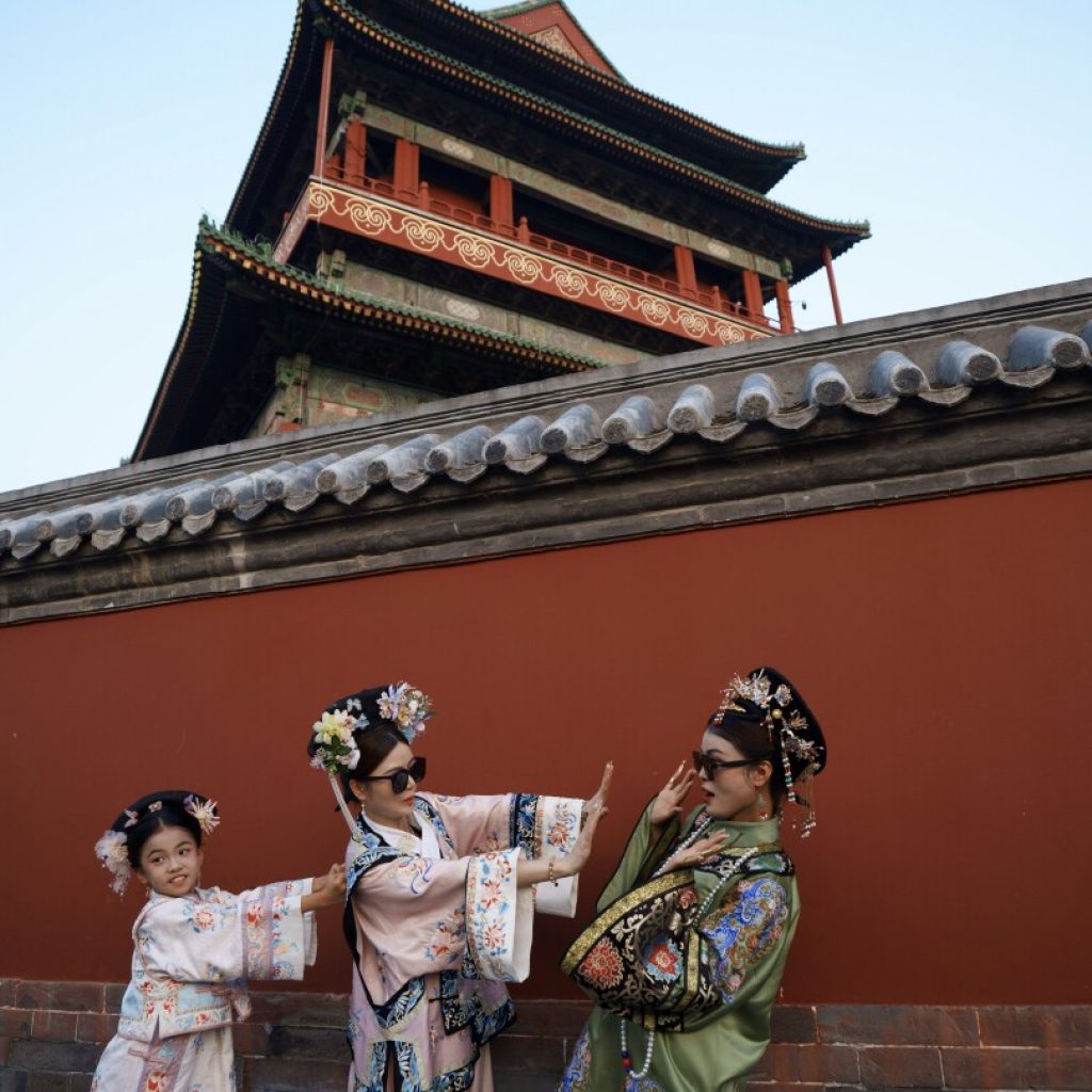 AP PHOTOS: Beijing’s imperial palace bustles with throngs of visitors in Qing dynasty costumes