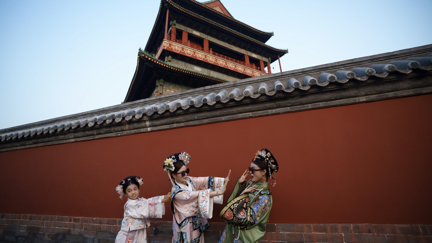 AP PHOTOS: Beijing’s imperial palace bustles with throngs of visitors in Qing dynasty costumes