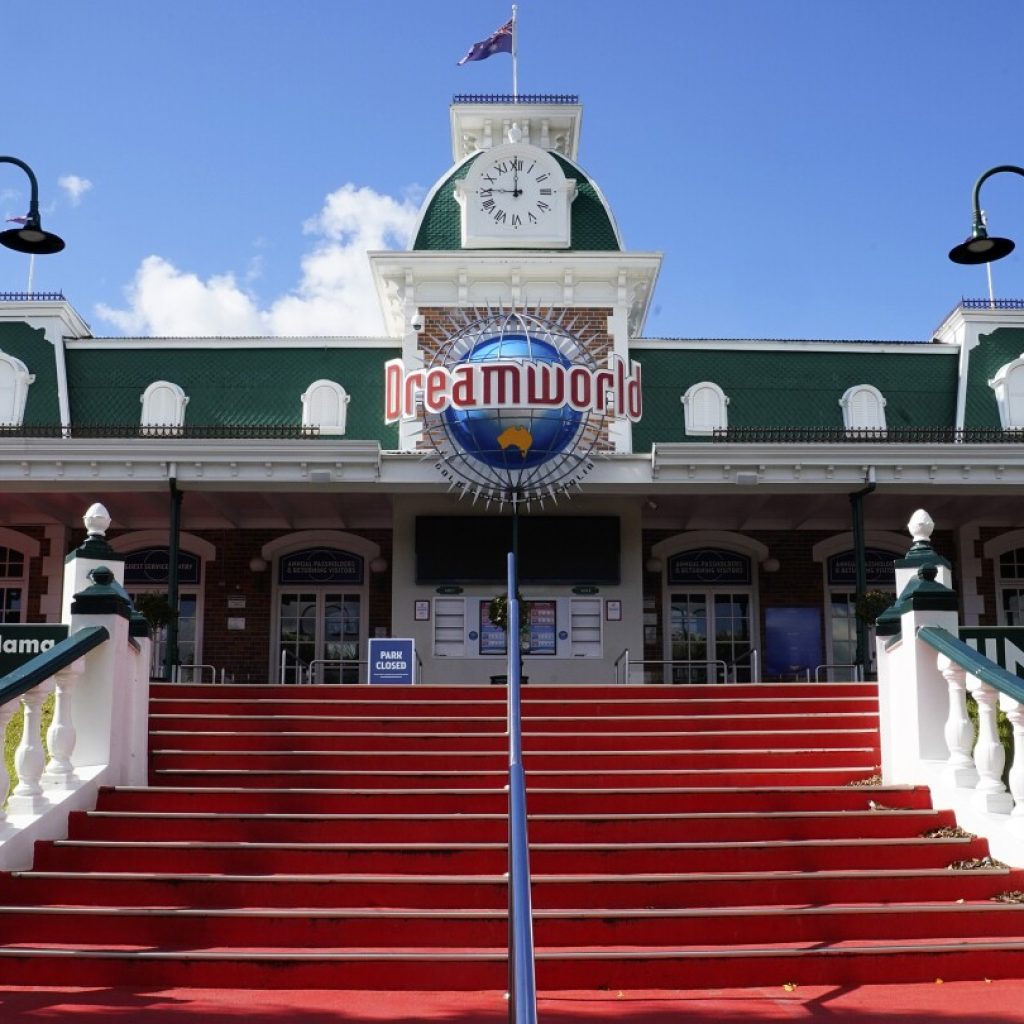 Tiger bites handler at Australian amusement park