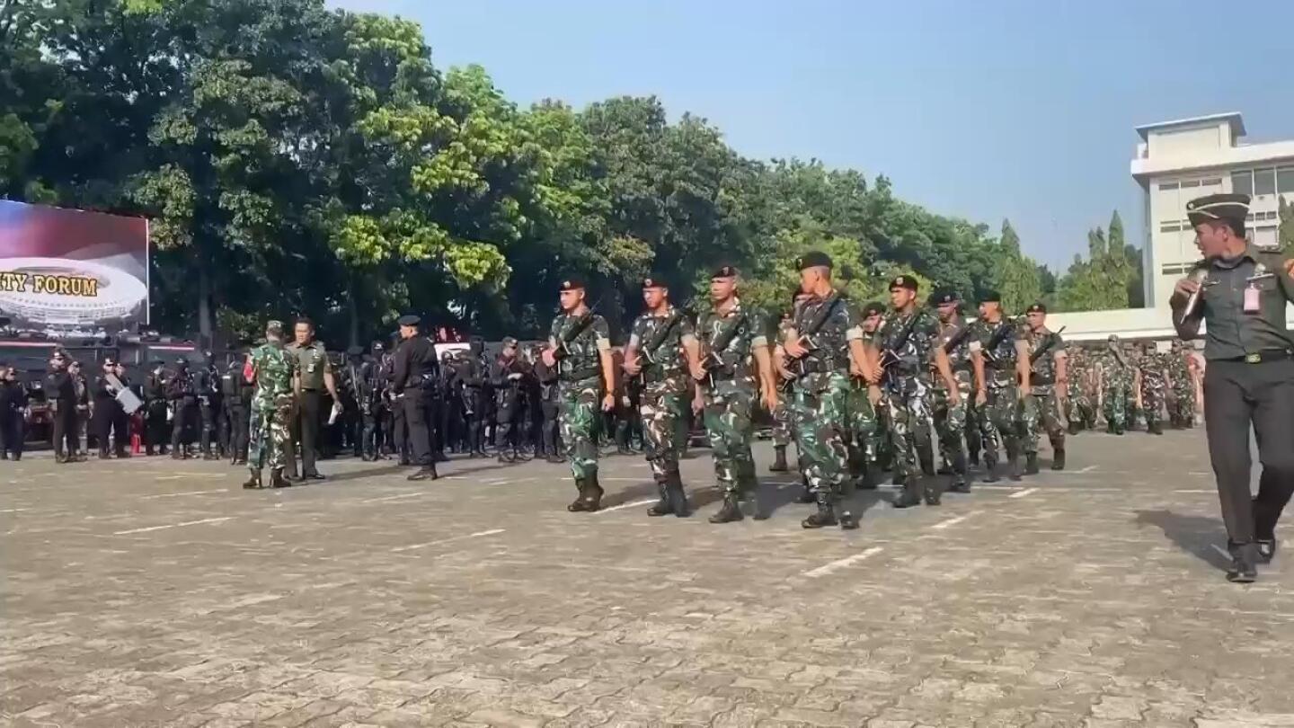 Around 9,000 Indonesian police and troops to be deployed as security tight for pope’s visit | AP News