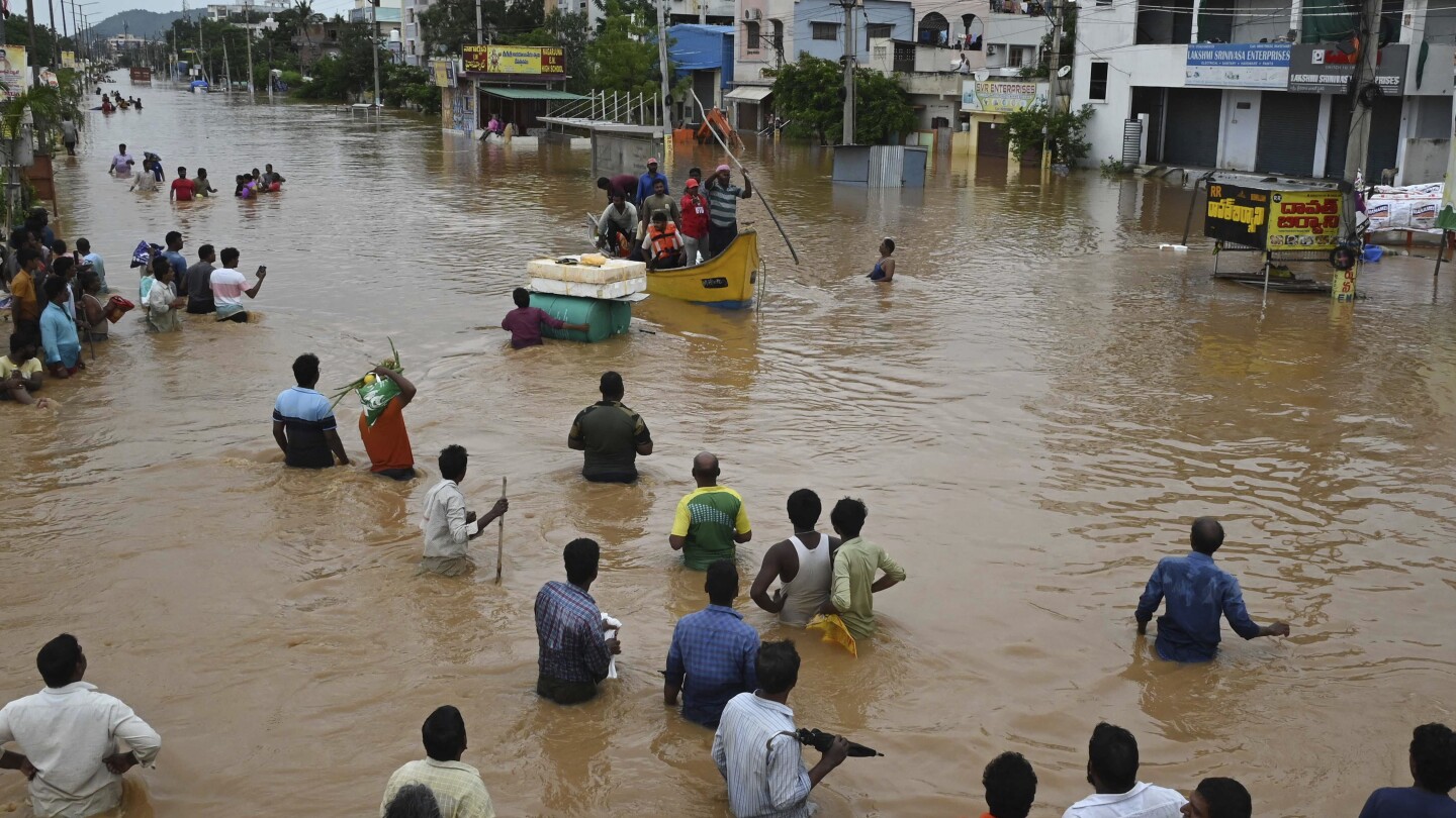 Heavy monsoon rains and floods kill at least 33 in south India and 5 children in Pakistan this week