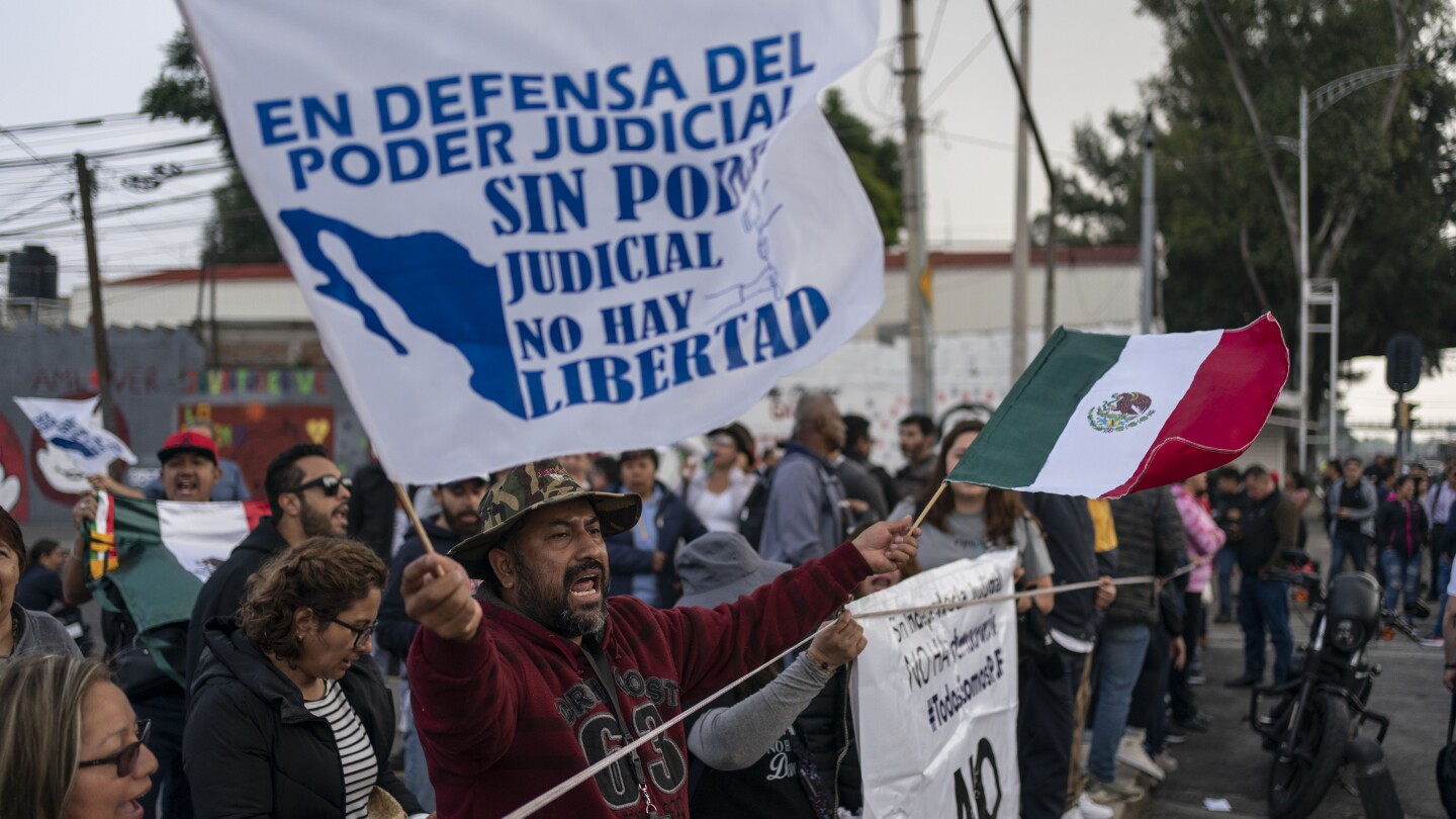 Mexican demonstrators block Congress over proposals to make judges stand for election