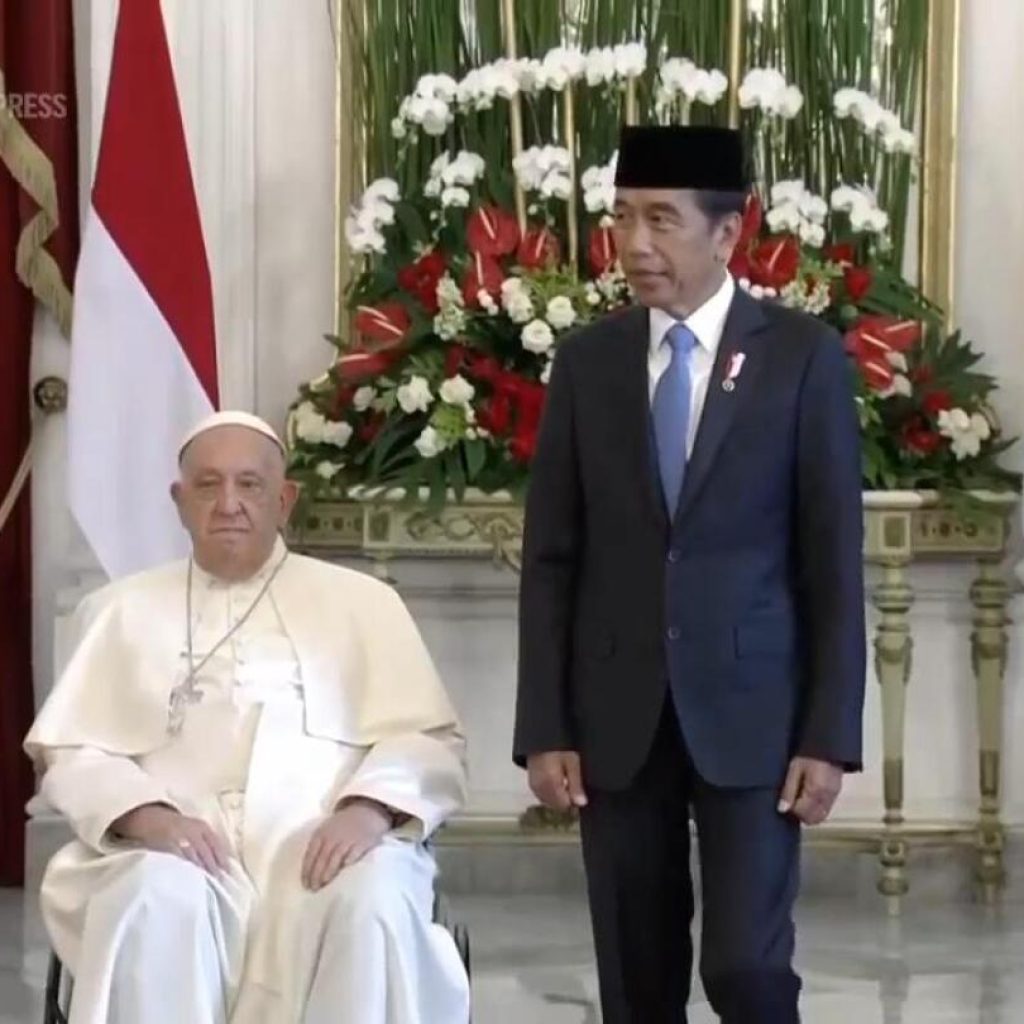 Pope welcomed by Indonesian president at palace in Jakarta | AP News