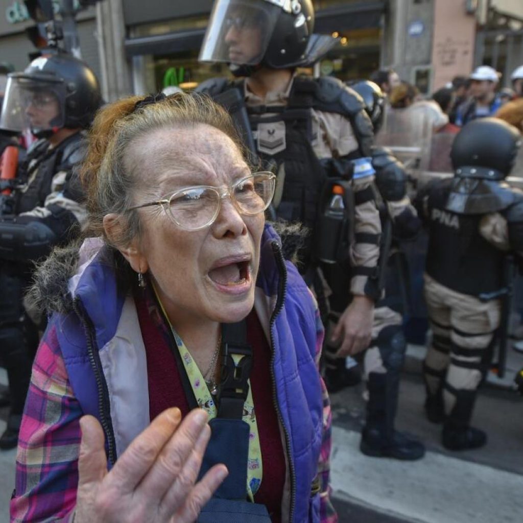 Pensioners in Argentina protest as President Milei vetoes pension increases | AP News