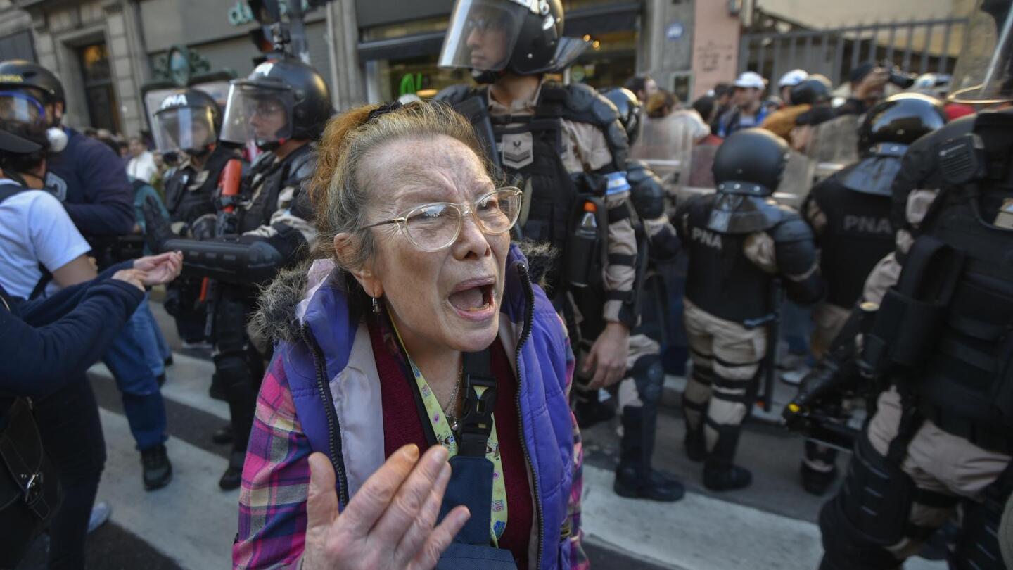 Pensioners in Argentina protest as President Milei vetoes pension increases | AP News