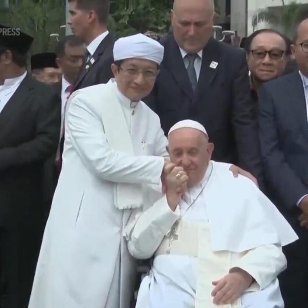 Pope kisses hand of imam outside Jakarta mosque | AP News