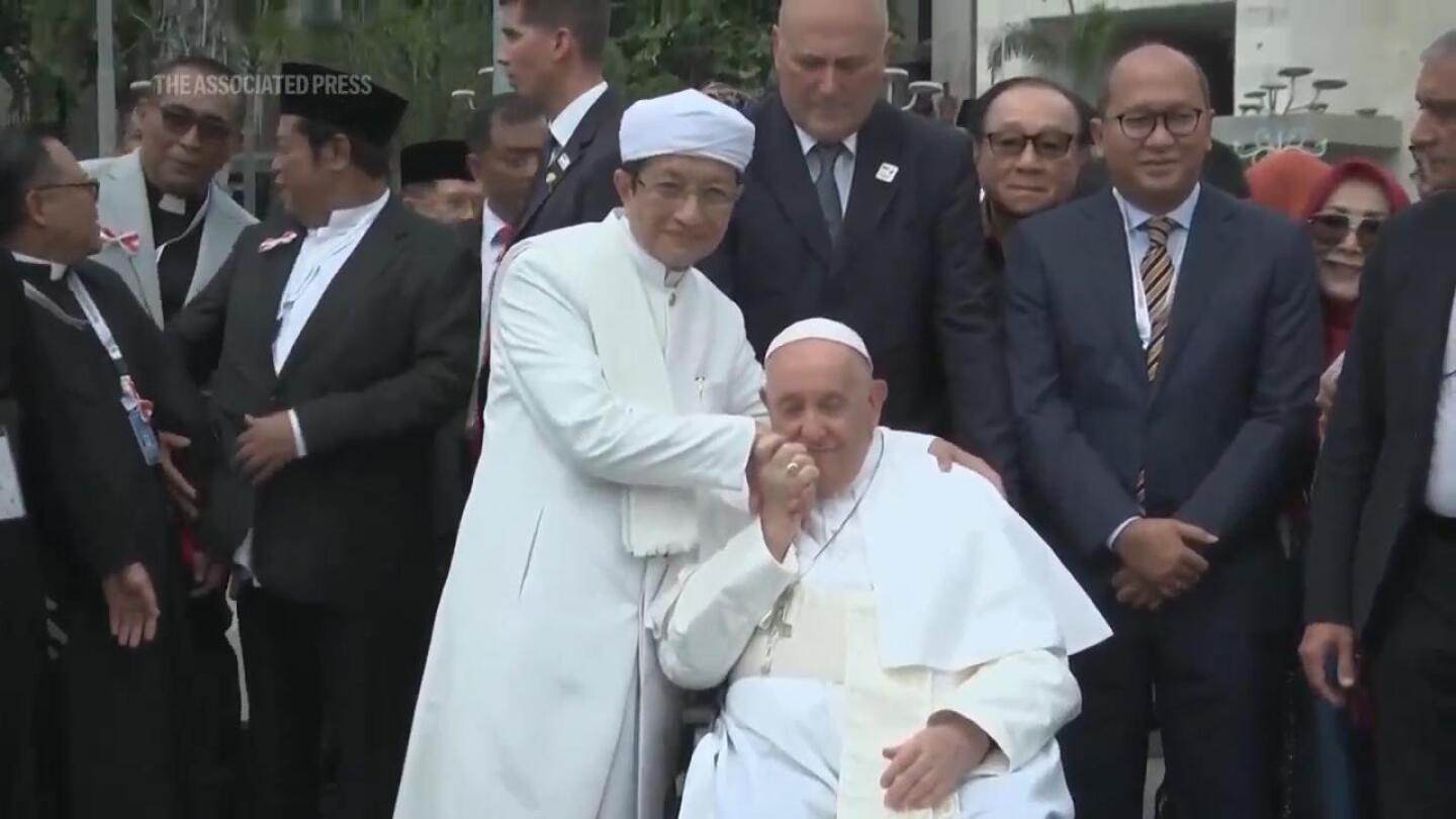 Pope kisses hand of imam outside Jakarta mosque | AP News