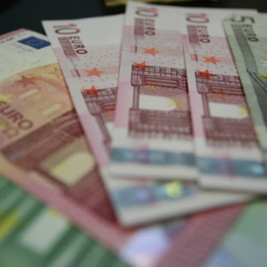 Evro u ponedeljak 117,01 dinar