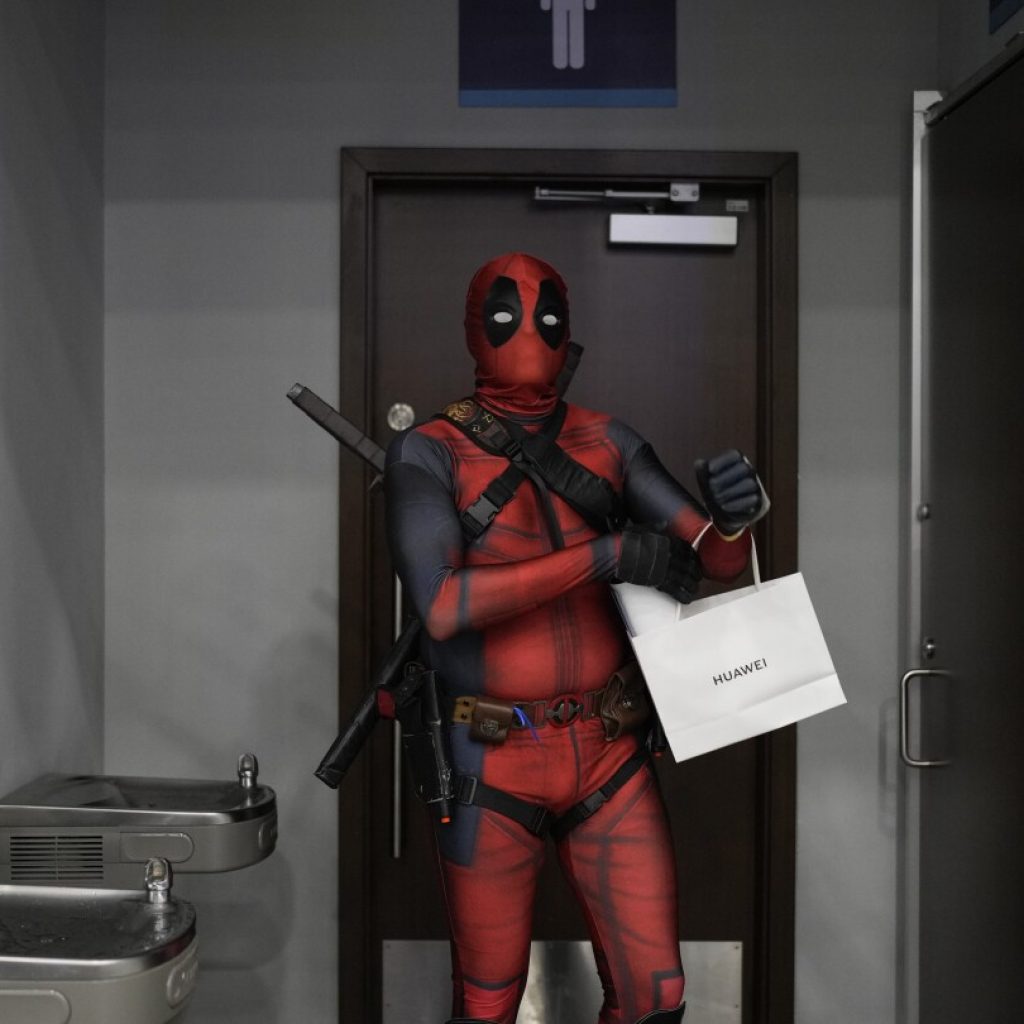 A patient photographer captures ‘Deadpool’ in a spontaneous moment at Comic-Con