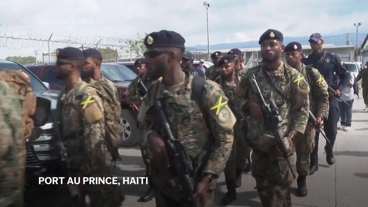 Jamaican soldiers and police arrive in Haiti to help fight gangs | AP News