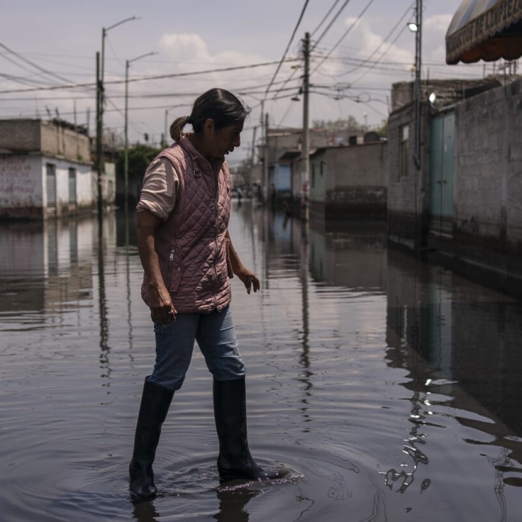 Residents of Mexico City suburb are anxious after living over a month in black sewage water