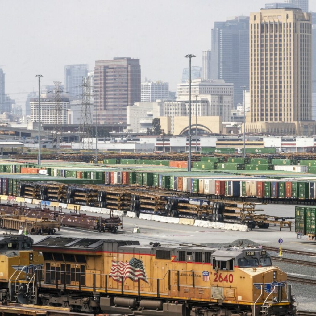 Railroads and regulators must address the dangers of long trains, report says