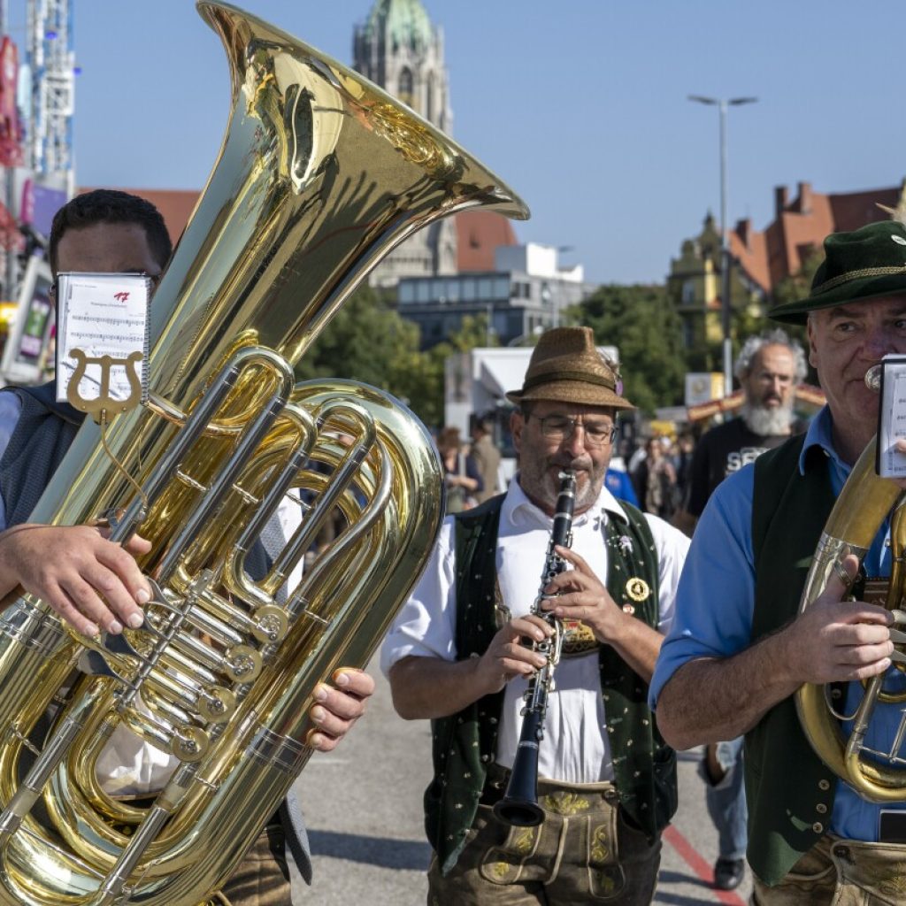 Oktoberfest is almost open. Beer lovers are lining up in Munich ahead of the ceremonial keg-tapping