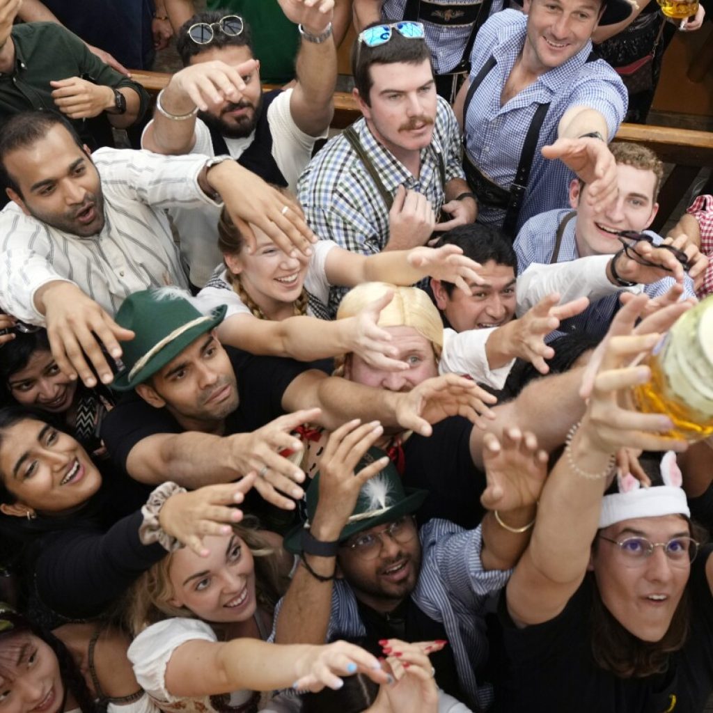 Thousands of beer lovers descend on Munich for Oktoberfest